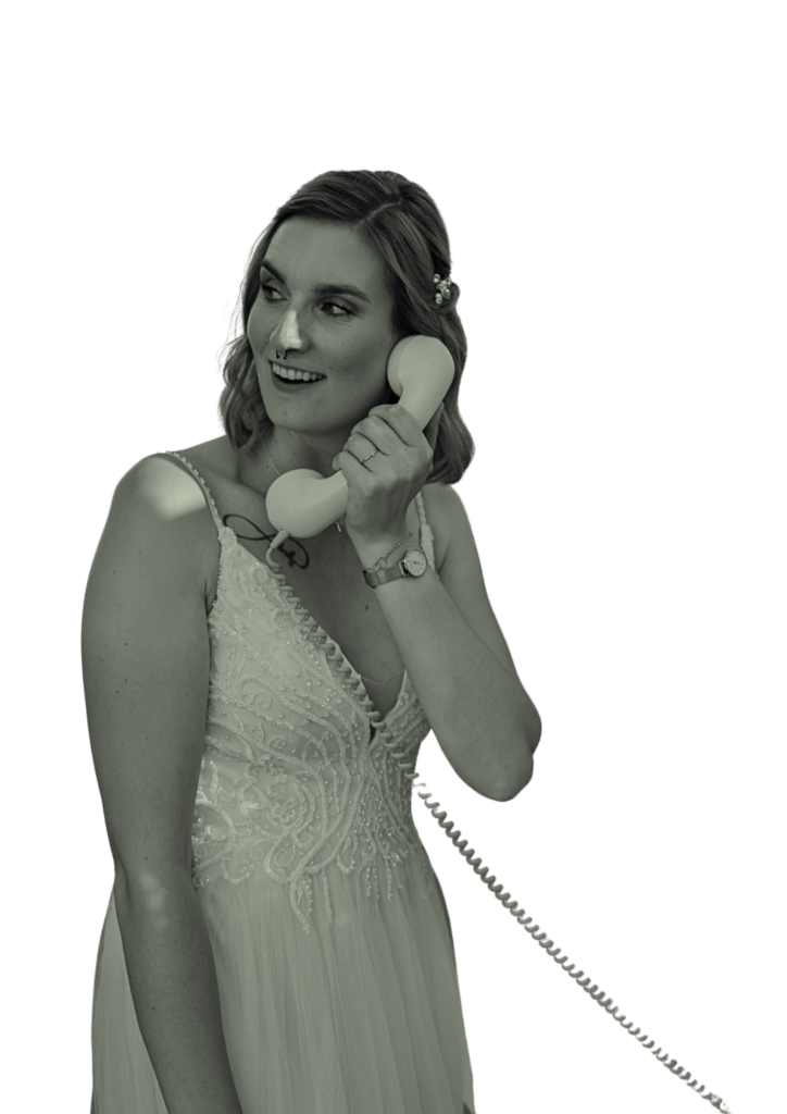 Kontakt zu Main Character Weddings: Braut mit Telefon – Jasmin Kousha, Traurednerin in Frankfurt am Main