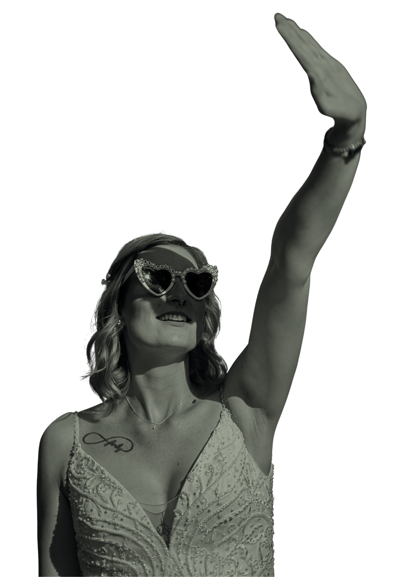 Braut feiert ausgelassen bei einer Hochzeit – freie Trauung