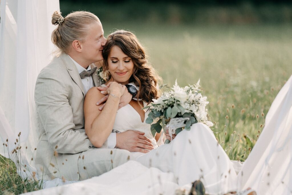 Paar umarmt sich auf Hochzeit