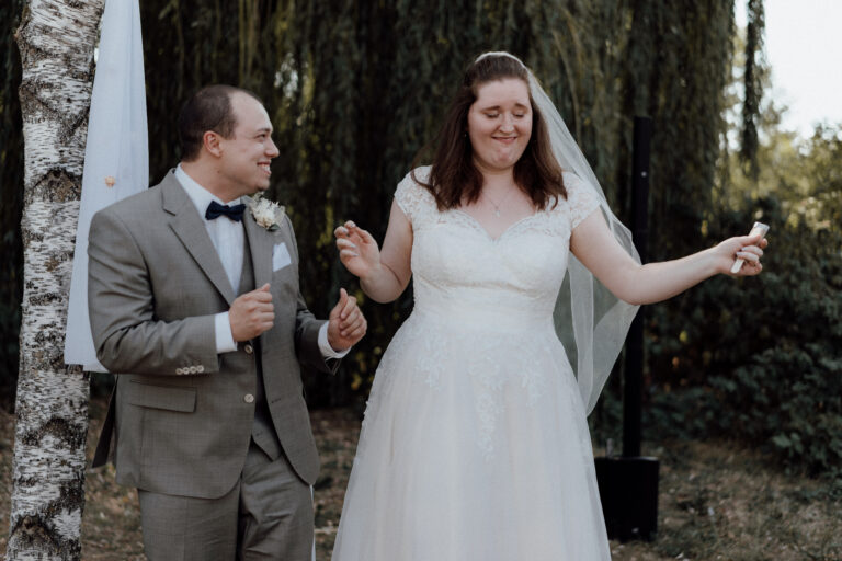 Hochzeitspaar tanzt auf Freie Trauung