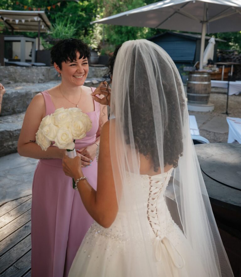 Hochzeitsmoderatorin unterhält sich mit Braut